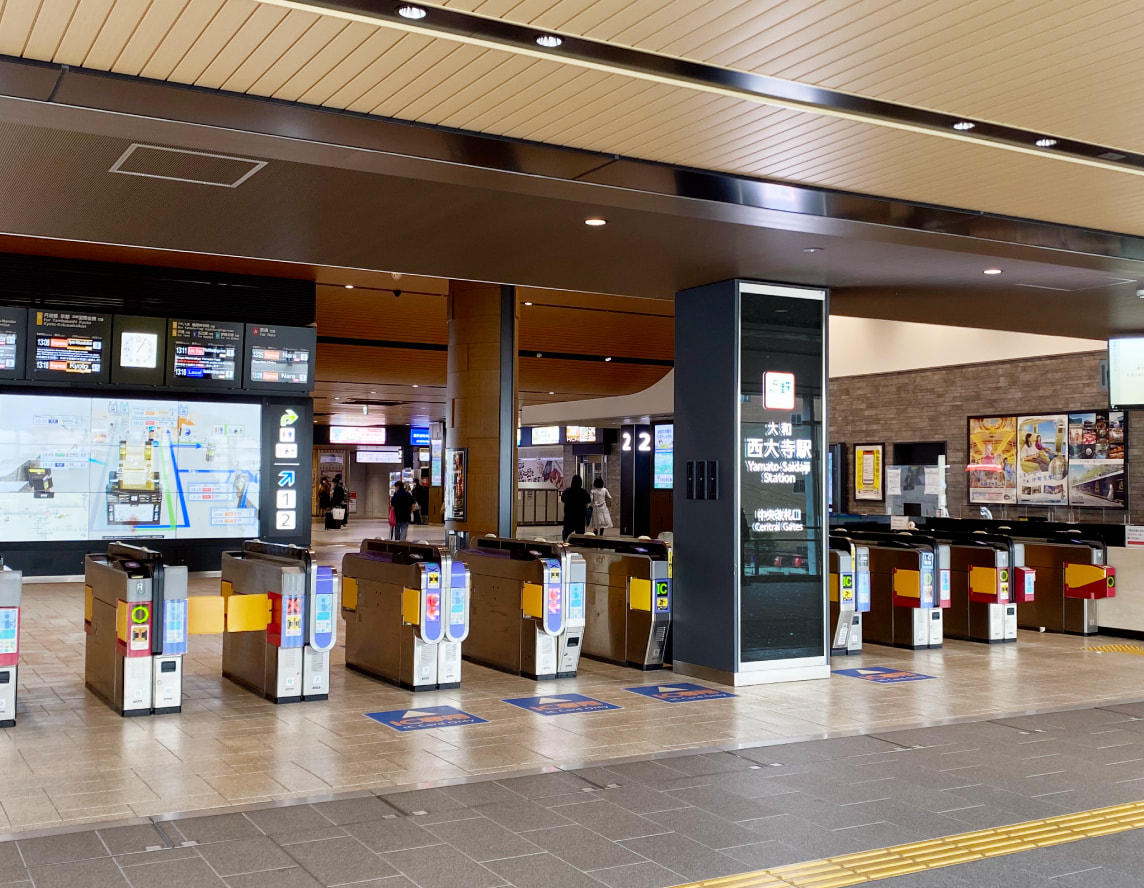 リニューアルされた近未来ステーション構想のモデル駅の大和西大寺駅の写真
