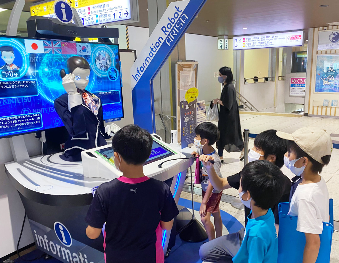 大和西大寺駅構内の案内ロボットARISAの写真