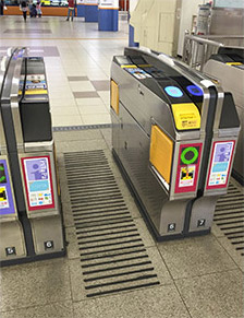 Automatic gate accepting tickets,magnetic cards, and IC cards
