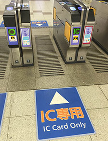 Automatic gate accepting tickets,magnetic cards, and IC cards