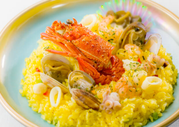 使用大量海鲜，做成巴伦西亚风“海鲜饭”。