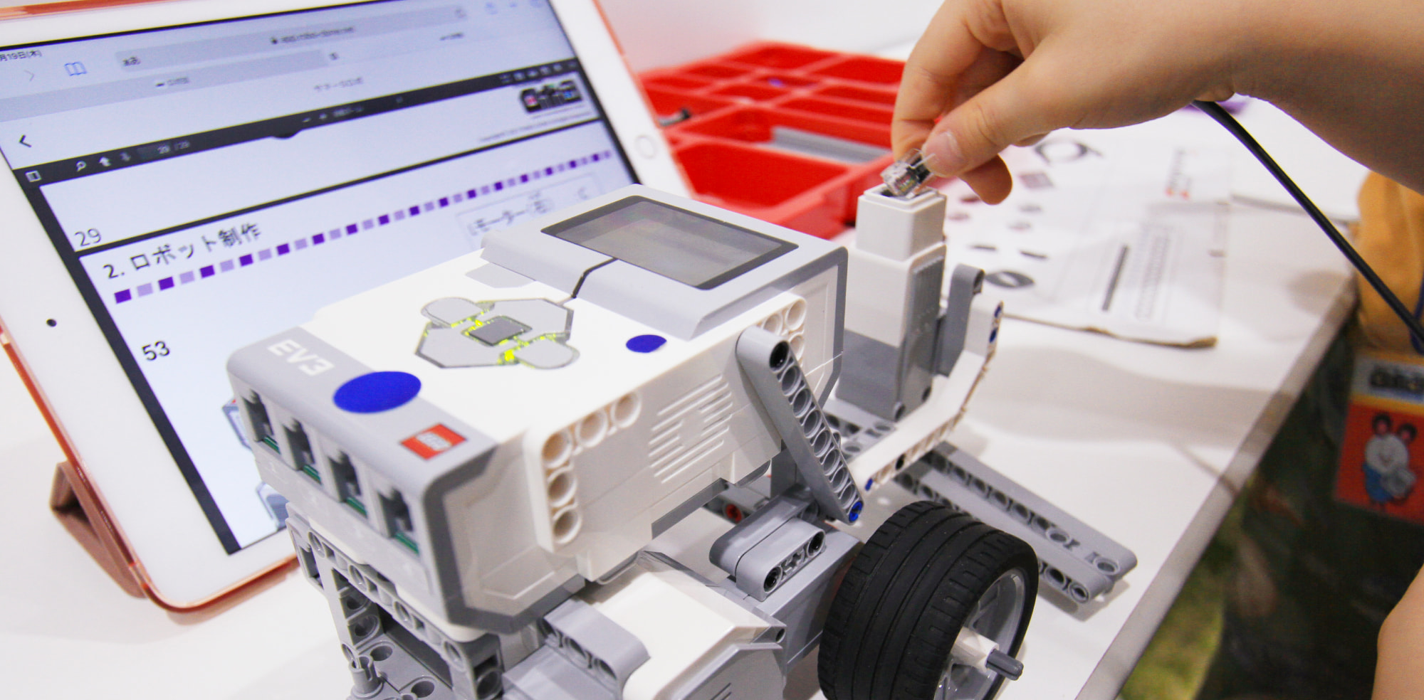 大和西大寺駅構内の案内ロボットARISAの写真