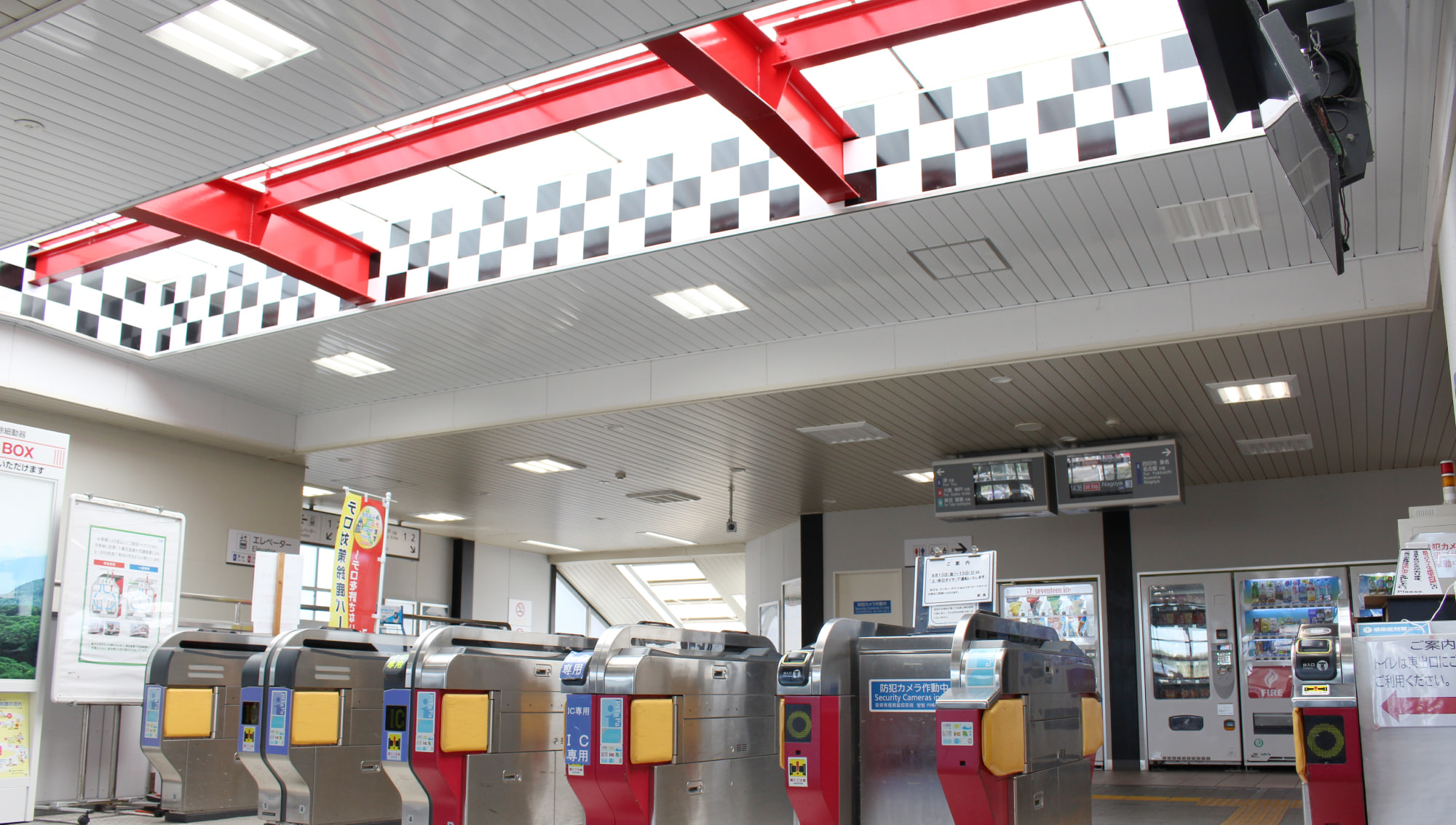 駅構内の改札の写真